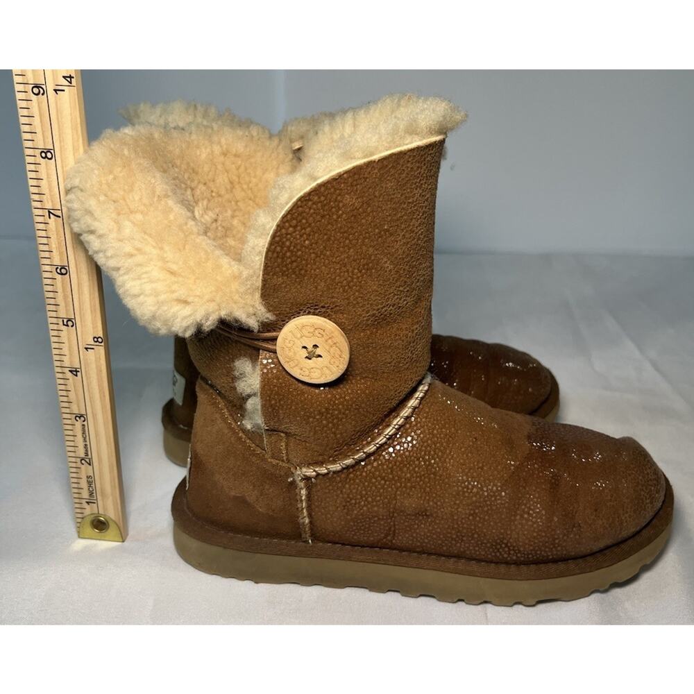 UGG Bailey Button Stingray Chestnut Short Sheepskin Winter Boots 3351 Women's 6